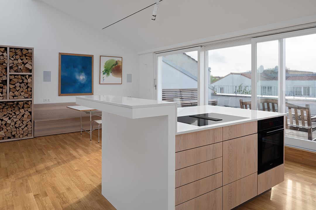 Innenarchitektur: Eine sehr große, helle Wohnküche mit Terrasse
