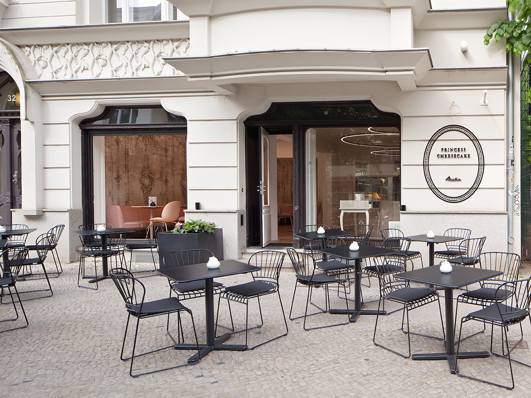 Architekturfoto vom Außenbereich eines Cafés in Berlin.