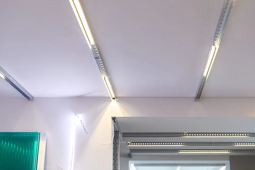 Baudokumentation Detailaufnahme einer Zimmerdecke mit LED-Beleuchtung