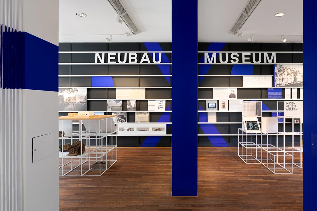 Architekturfotografie eines Ausstellungsraumes im Exilmuseum Berlin, geradlinige, klassische Architekturfotografie, blaue Gestaltungselemente prägen den Raum