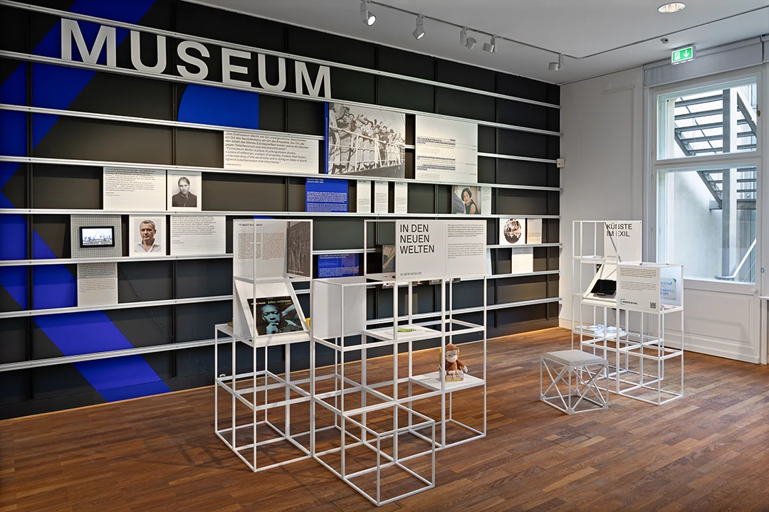 Innenraumfotografie des Museumsraumes der Stiftung Exilmuseum in Berlin. 