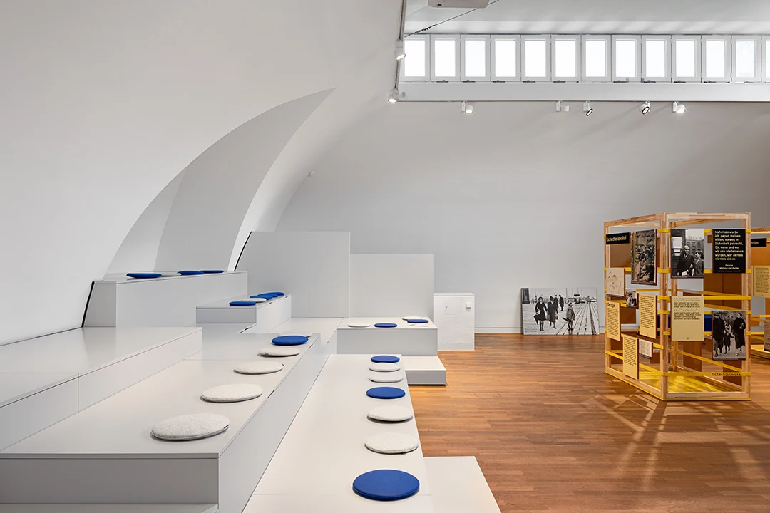 Architekturfotografie des Tagungsraumes im Exilmuseum Berlin. Klassische, geradlinige Architekturfotografie im Dachgeschoss einer Gründerzeitvilla mit hohen, teils geschwungenen Wänden.